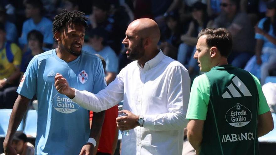 Giráldez da instrucciones a Jailson durante el partido contra Las Palmas. // ALBA VILLAR