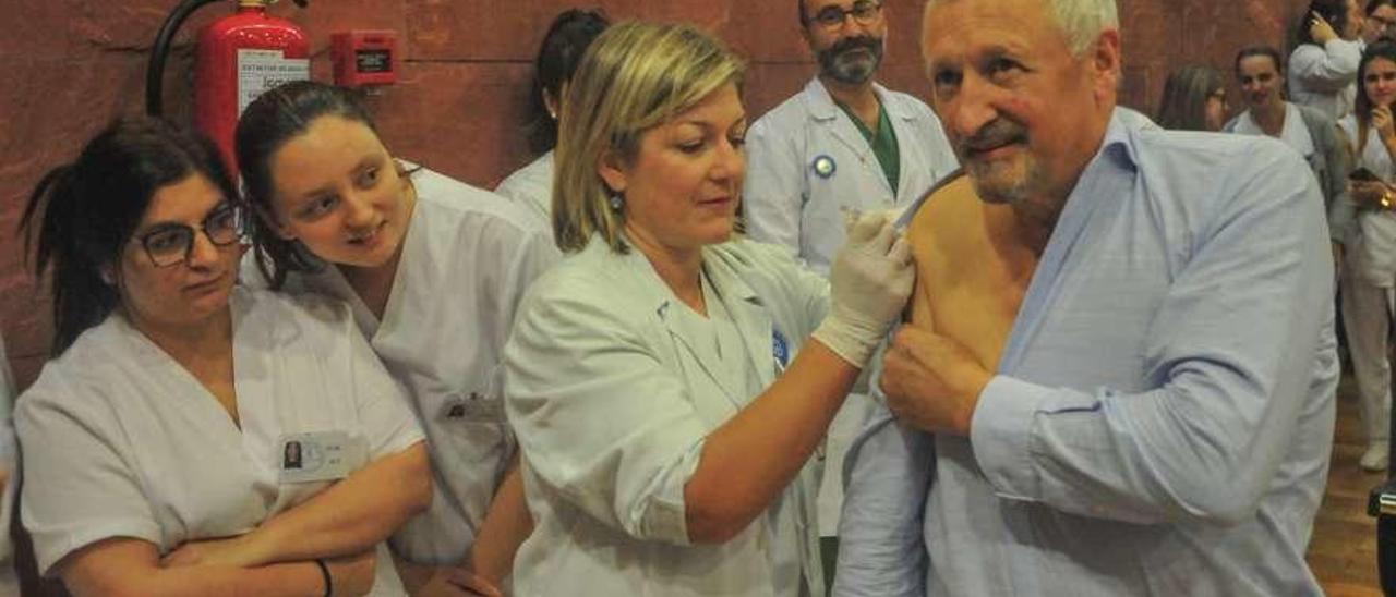 El gerente de la EOXI Pontevedra-O Salnés se puso ayer en Vilagarcía la vacuna antigripal. // Iñaki Abella
