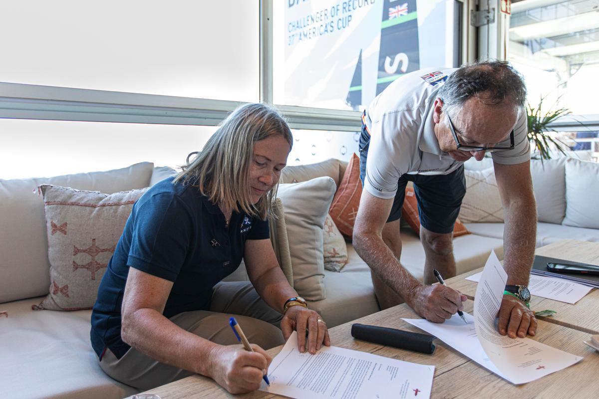 Los representantes de los dos clubs náuticos, el Royal New Zealand Yacht Squadron (izquierda) y el Royal Yacht Squadron Limited, firman el acuerdo para organizar la siguiente edición de la Copa América de vela.