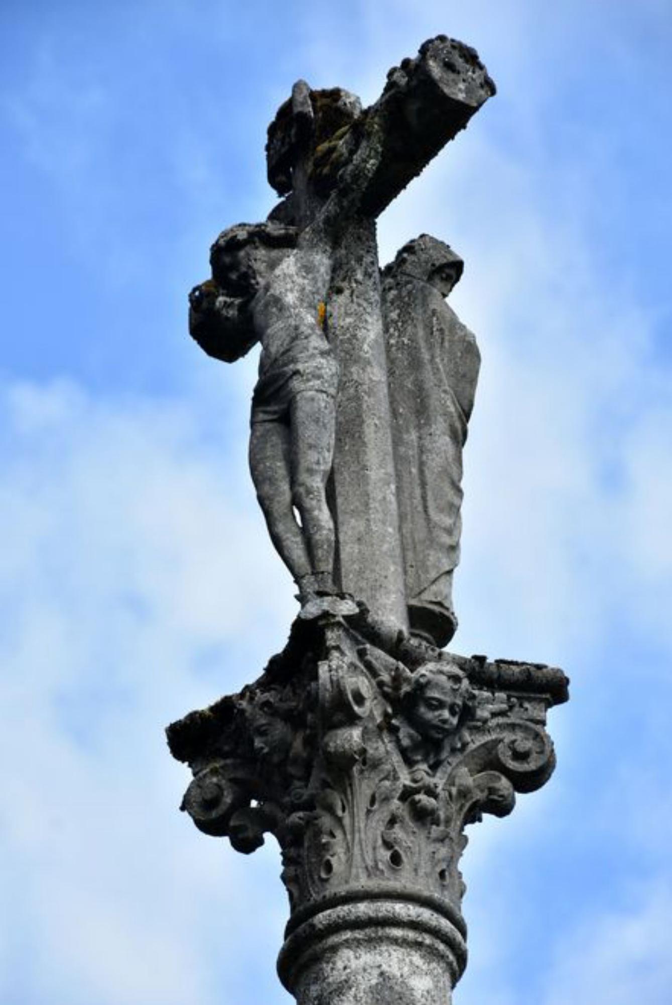 Esculturas situadas no anverso e no reverso das cruces de Vichocuntín e de Quireza