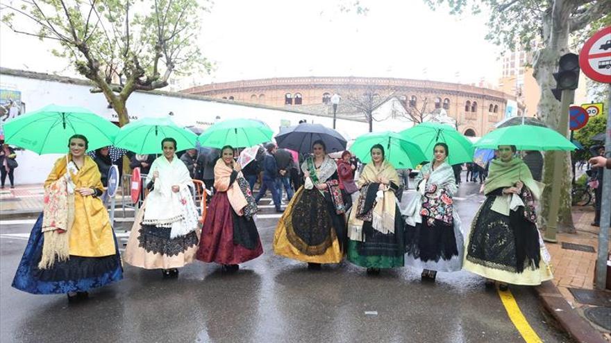 La reina de las fiestas y su corte suben al tendido