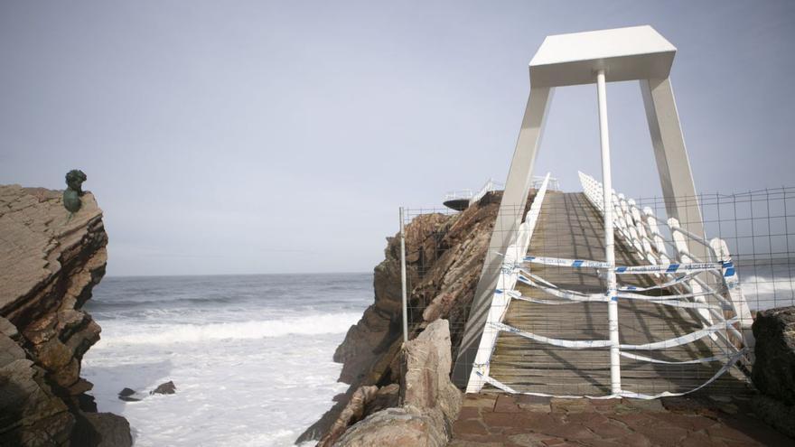 El mirador de La Peñona, cerrado al paso, con el busto de Philippe Cousteau a la izquierda y el oleaje del mar Cantábrico como fondo. | María Fuentes