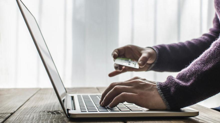 Un consumidor comprando a través de Internet.