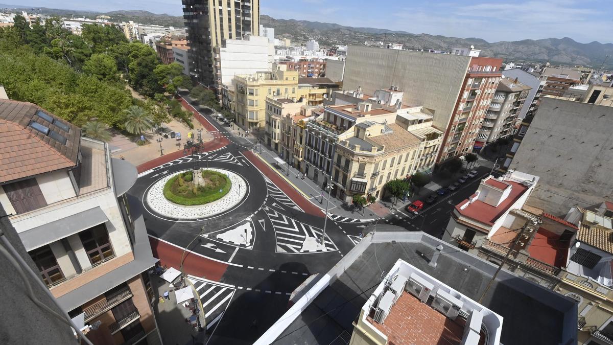 Vista aérea de la plaza de la Independencia, conocida popularmente como La Farola, que ha sido objeto de mejoras en los últimos meses, con la ciudad de fondo.