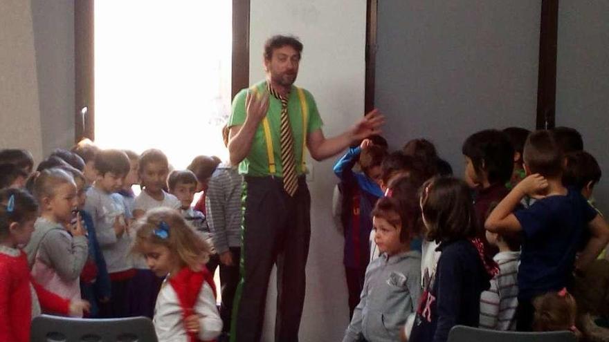 Un momento de la sesión de cuenta cuentos de ayer en la Biblioteca de Villalpando.