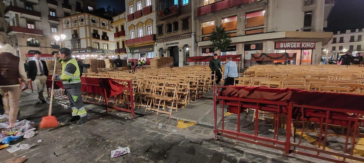 Los servicios de limpieza entran a hacer su trabajo en la carrera oficial