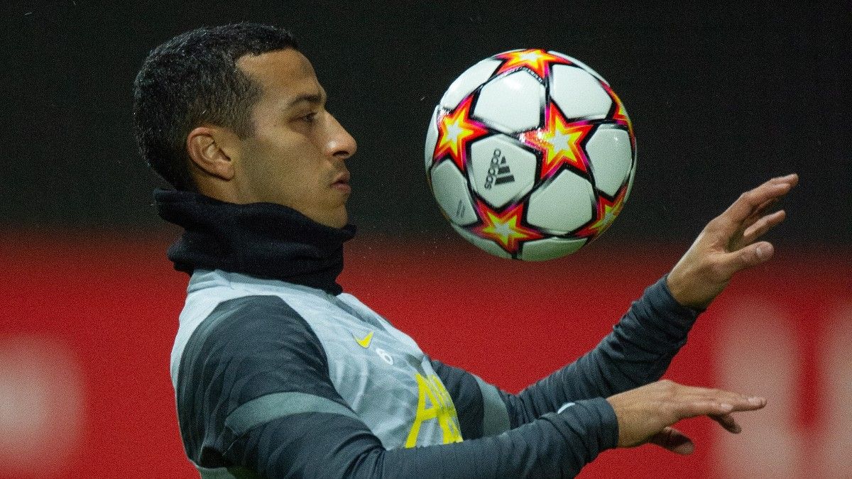 Thiago Alcántara durante un calentamiento en Champions League