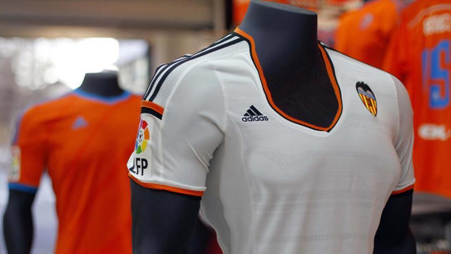 ¿Piensa Adidas en &#039;escotar&#039; la camiseta del Valencia para chicas?