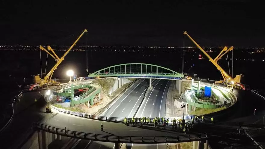 Así se ha colocado la nueva pasarela de 97 toneladas sobre la A-38 en Sueca
