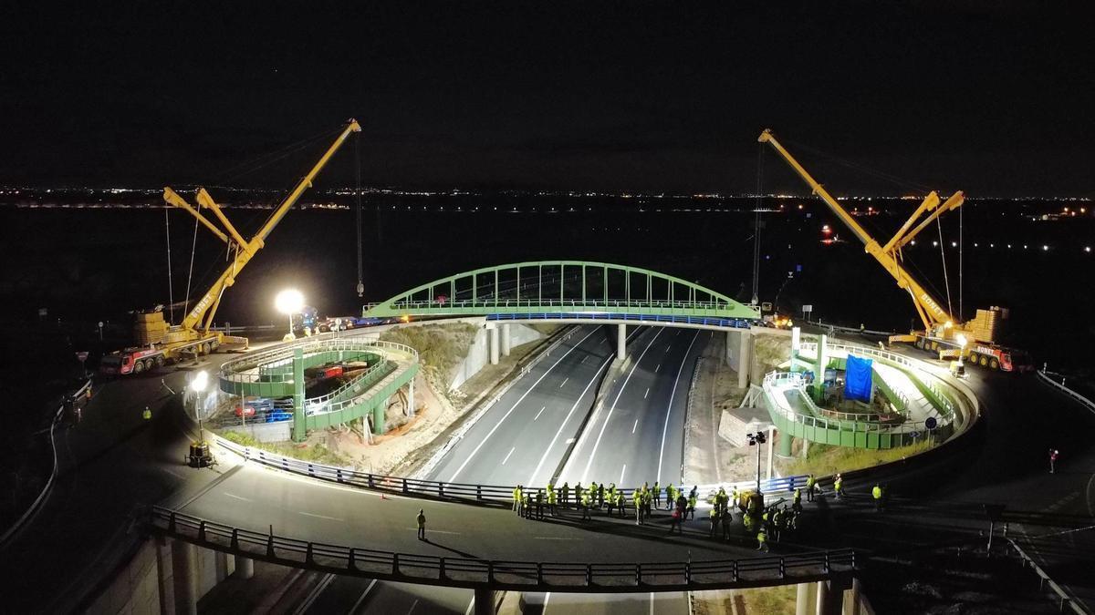 La pasarela, esta noche, sobre la A-38.