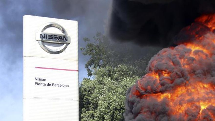 Nissan cierra sus fábricas en Cataluña y sus trabajadores inician protestas.