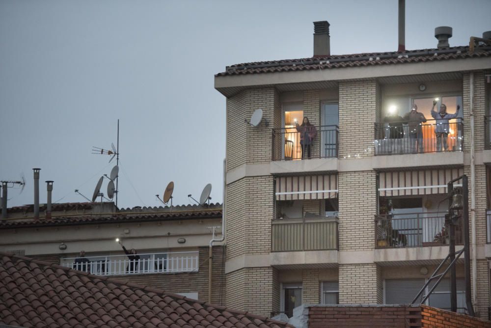 Veïns de Manresa animen a la gent amb música i festa