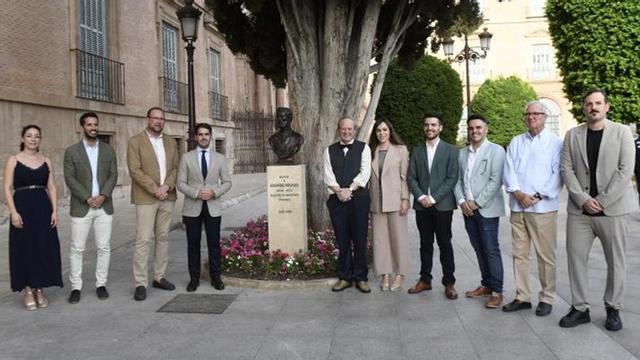 Un momento de la inauguración del busto dedicado al pintor Eduardo Rosales en La Glorieta de España, en Murcia.