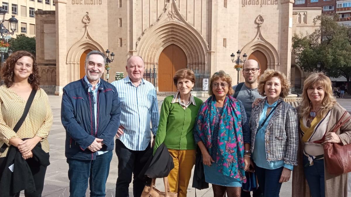 La presidenta y el equipo de Castellón, con representantes del Teléfono de la Esperanza nacional, durante su visita a Castelló.