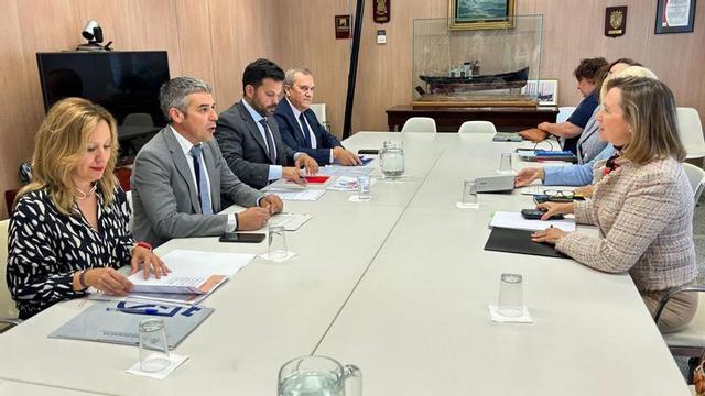 Rosa Dávila (i) y Narvay Quintero (a su lado) en la reunión con María Isabel Artime (d), ayer.