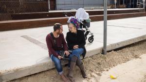 Un hombre sostiene un rifle mientras conversa con su pareja en el paseo marítimo de la ciudad israelí de Ashdod.