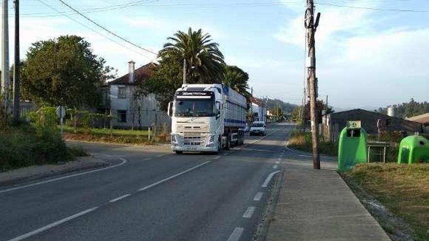 Un camión, circulando por la zona. // Faro