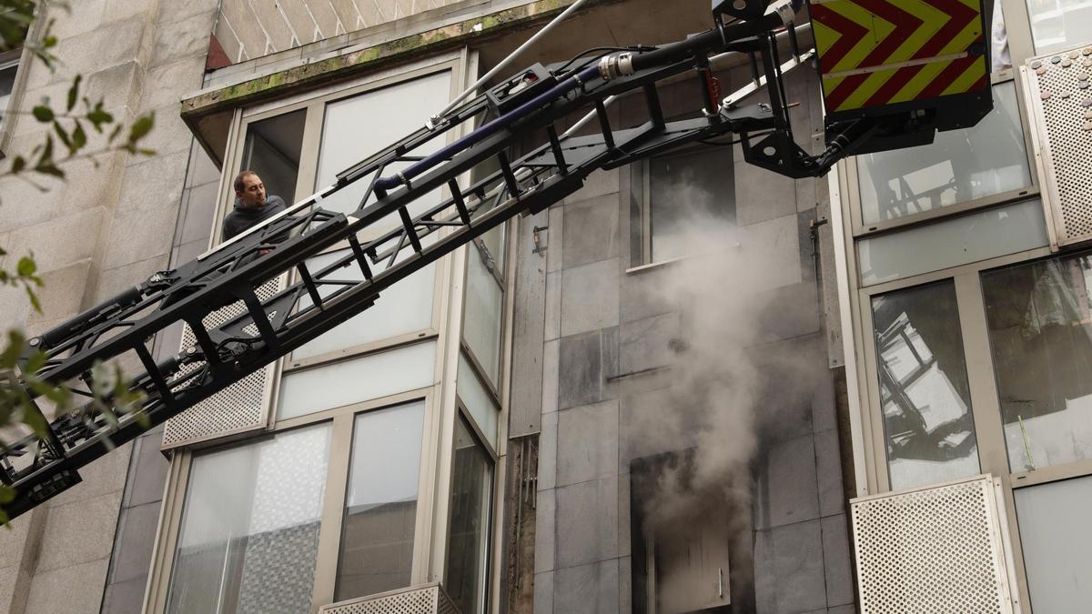 El incendio en el piso okupa del Carmen, en imágenes