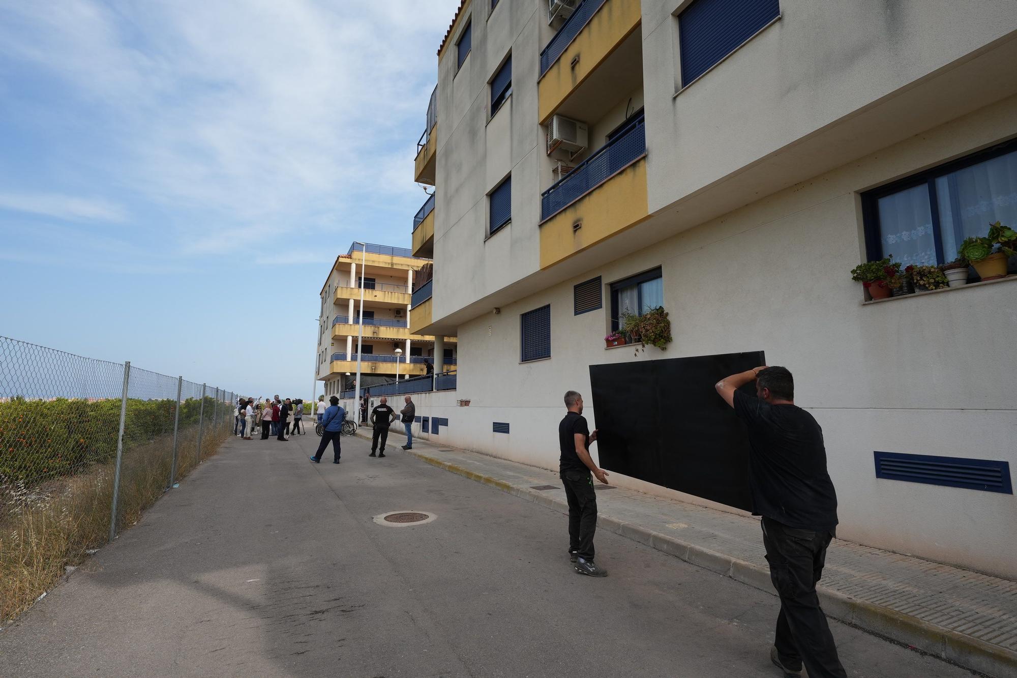 Fotos del operativo para desalojar los okupas de un bloque de pisos en Moncofa