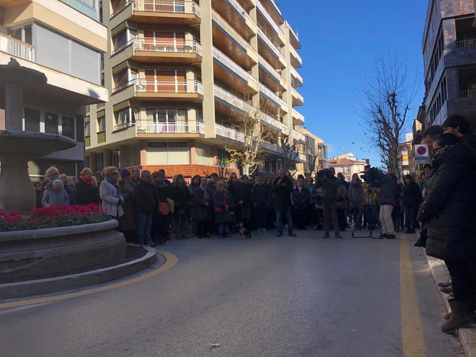 Banyoles dedica cinc minuts de silenci a la dona assassinada