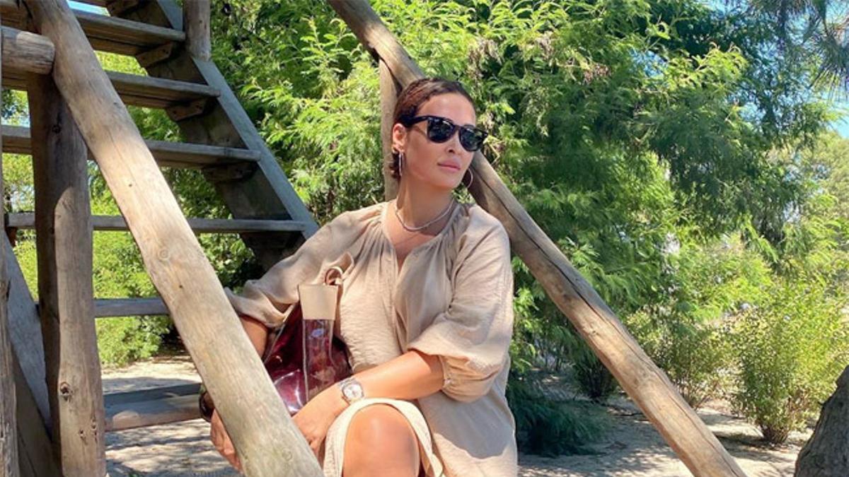 El look de Vicky Martín Berrocal con vestido tostado con botones, de Zara