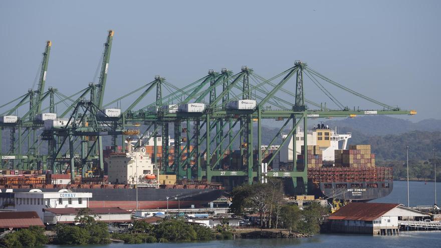 Grúas y buques en el canal de Panamá, en una imagen de archivo.