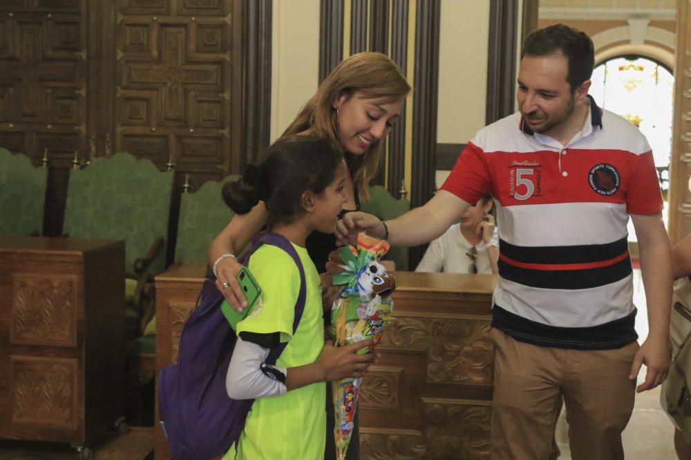 Emotiva acogida de los niños saharauis del programa 'Vacaciones en paz' en Zamora