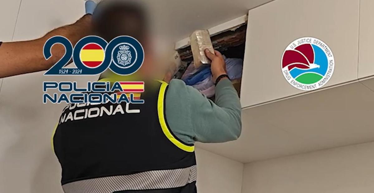 Un policía saca dinero en uno de los registros.