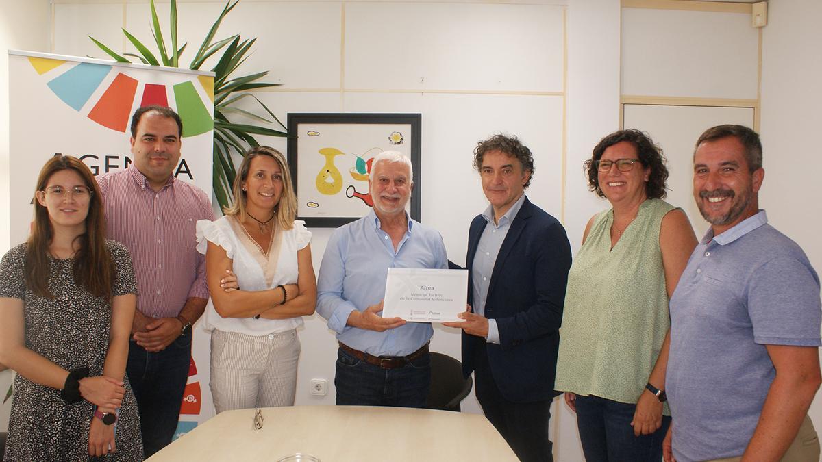 El secretario autonómico Turismo entrega al alcalde de Altea el distintivo de Municipio Turístico.