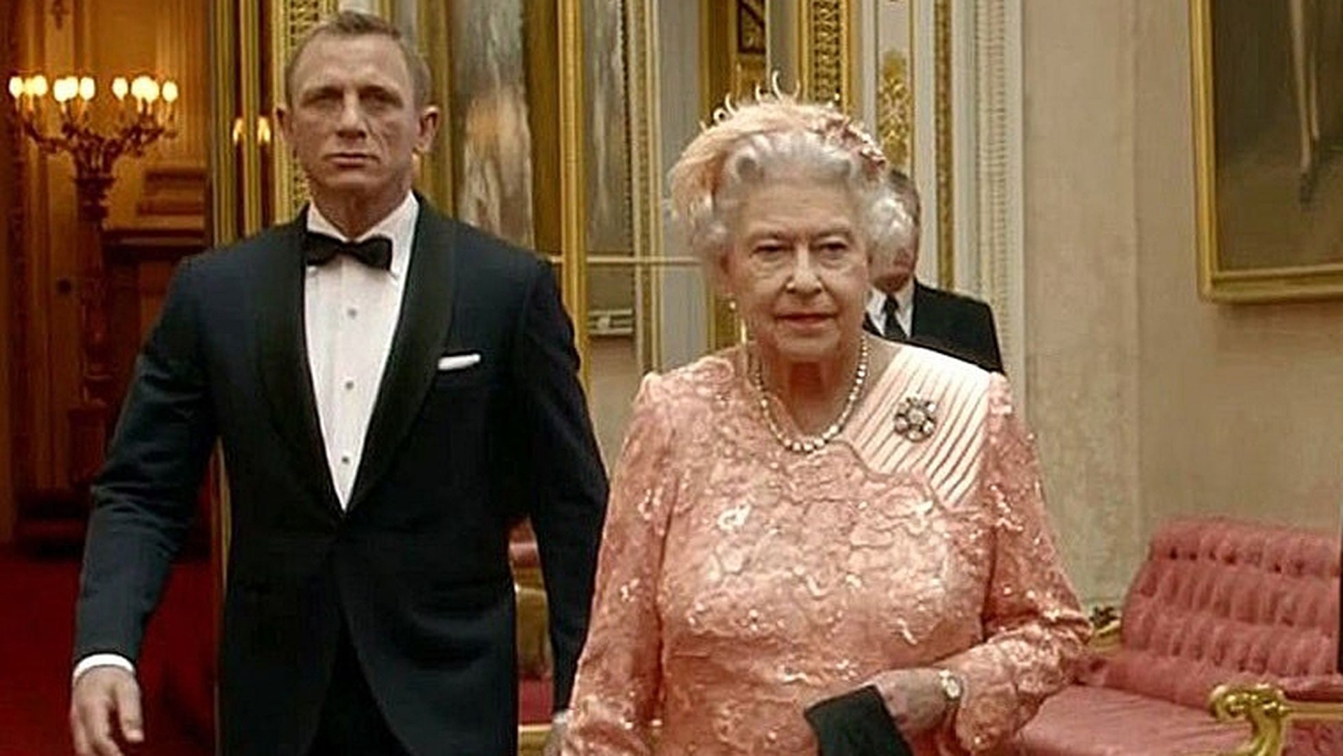 La reina Isabel II, escoltada por James Bond (Daniel Craig) en el sketch de la ceremonia de inauguración de los Juegos de Londres, en 2012