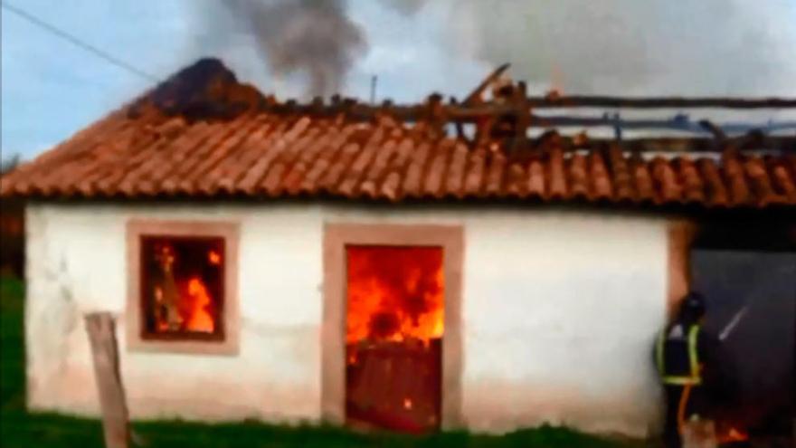 Un cortocircutio quema una cuadra en Castiello de la Marina