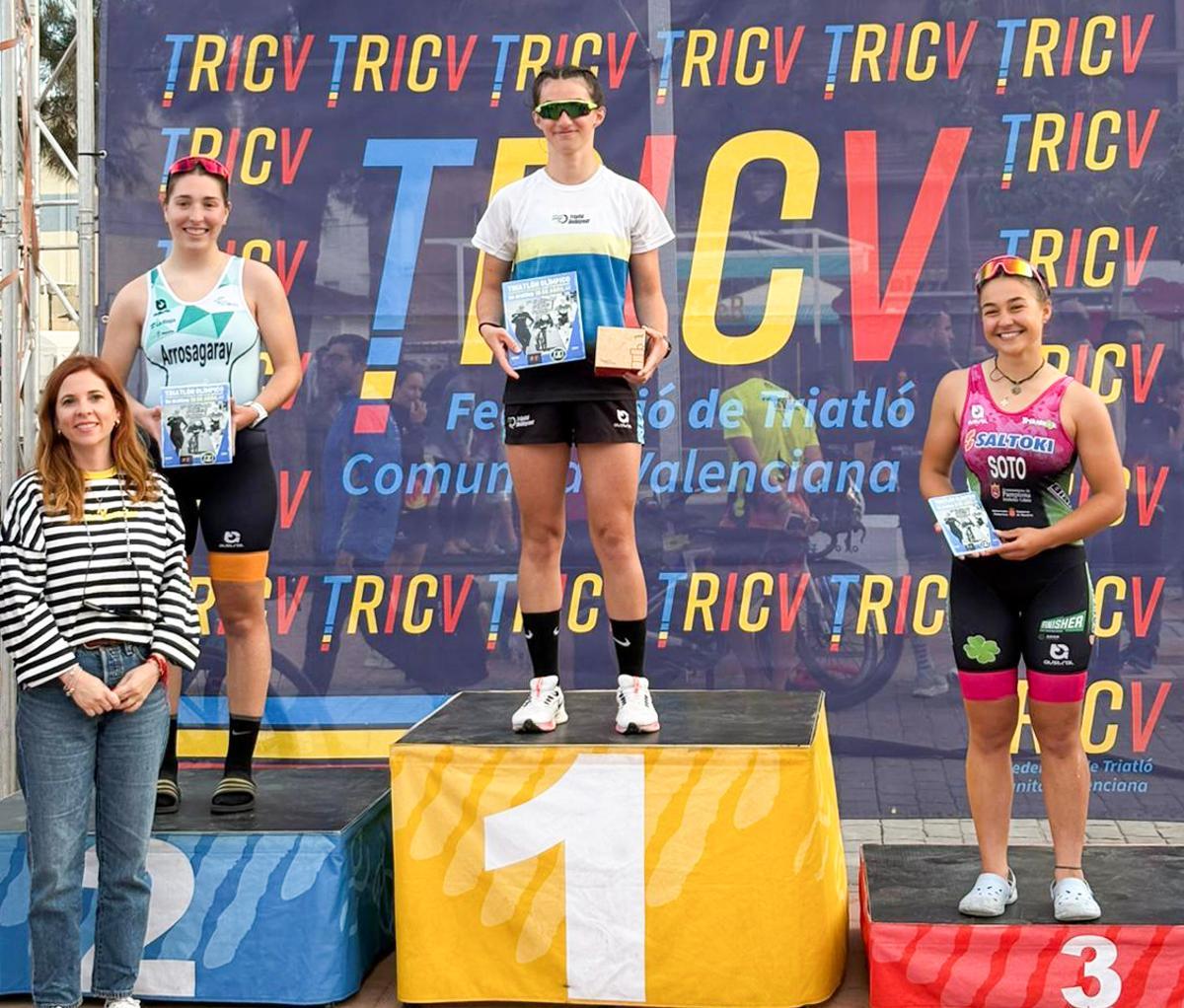 Ana Maria, del Triatló Ontinyent, en lo alto del podio en Canet d'en Berenguer.