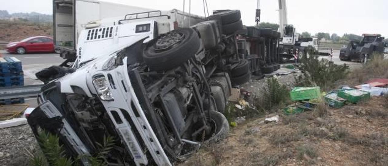 Un tráiler vuelca en la N-340 y bloquea el acceso a la Llosa