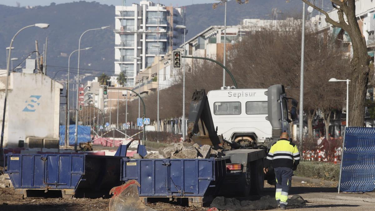 Trabajadores de Sepisur ejecutan la obra de reforma de la Avenida de Trassierra.