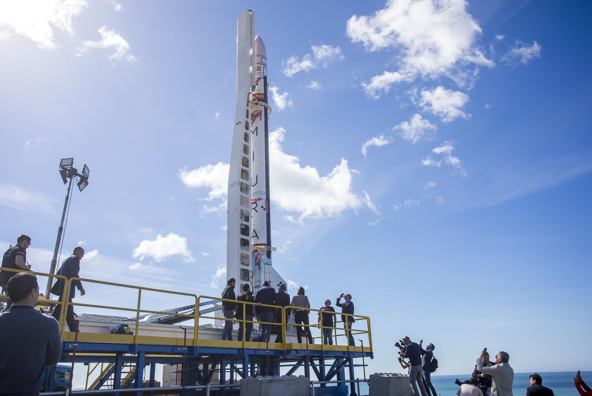 Pedro Sánchez confía en que el cohete de Elche pondrá al país a la vanguardia aeroespacial