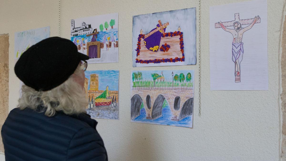 Una mujer observa los dibujs presentados en una anterior edición