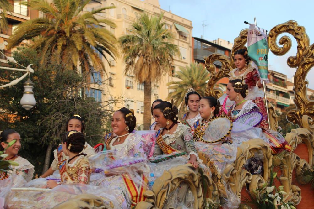 Tres generaciones de falleras en la Batalla de Flores