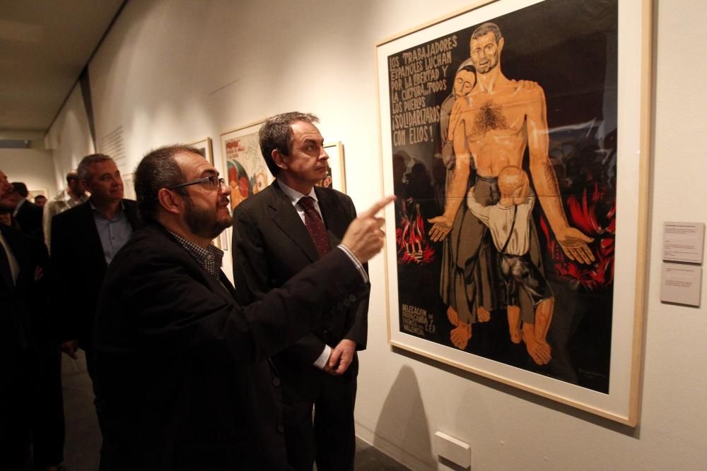 Zapatero y Puig visitan la exposición sobre la República en el MUVIN