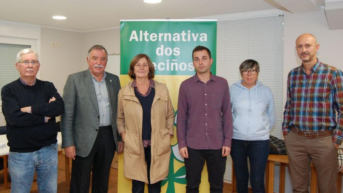 Figueroa, Cibeira y Pita, con Seoane y miembros del partido, ayer.