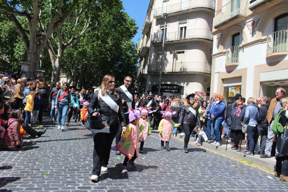 La rua escolar de la Santa Creu torna a enlluernar