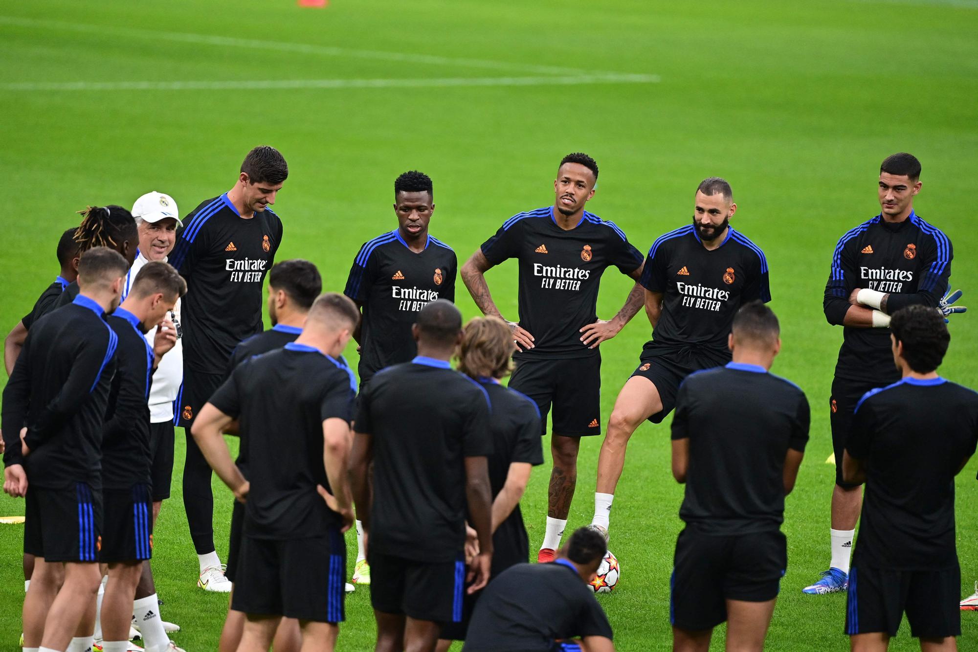 Ancelotti habla con sus jugadores en Milán.