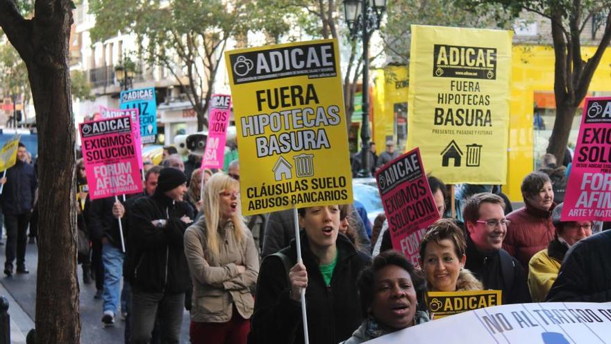 Manifestantes protestan contra las cláusulas suelo.