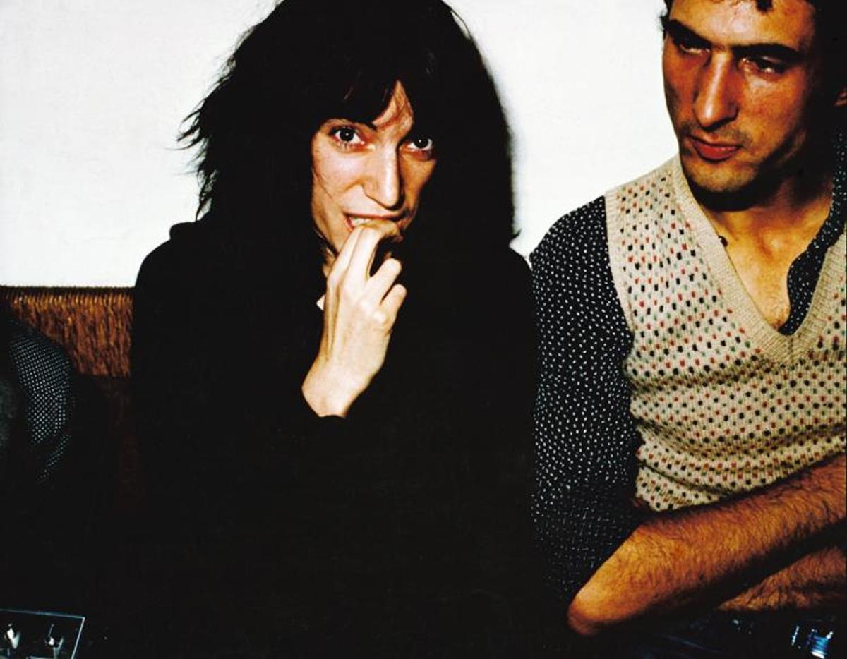 Patti Smith y Gay Mercader, en el restaurante Julivert Meu, tras la actuación de la artista en Badalona, en 1976