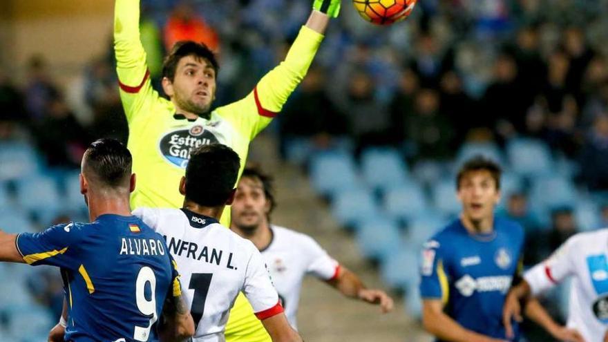 Poroto Lux, en pleno salto durante el partido de anoche en el Coliseum Alfonso Pérez.