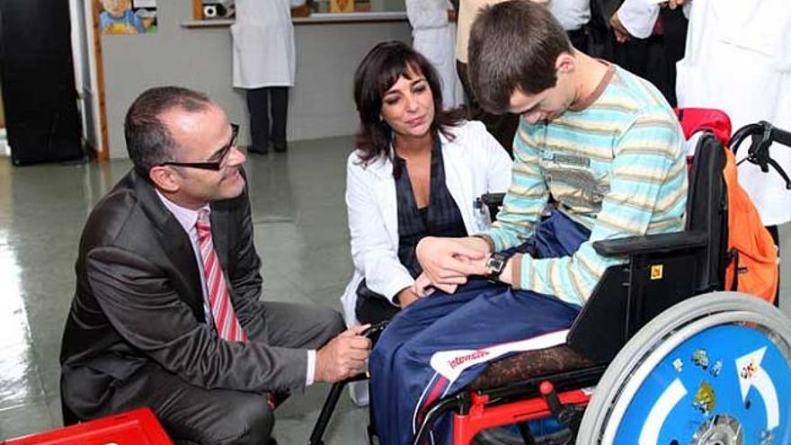 Jesús Vázquez, ayer, durante su visita al centro de educación especial de A Barcia. / xoán crespo