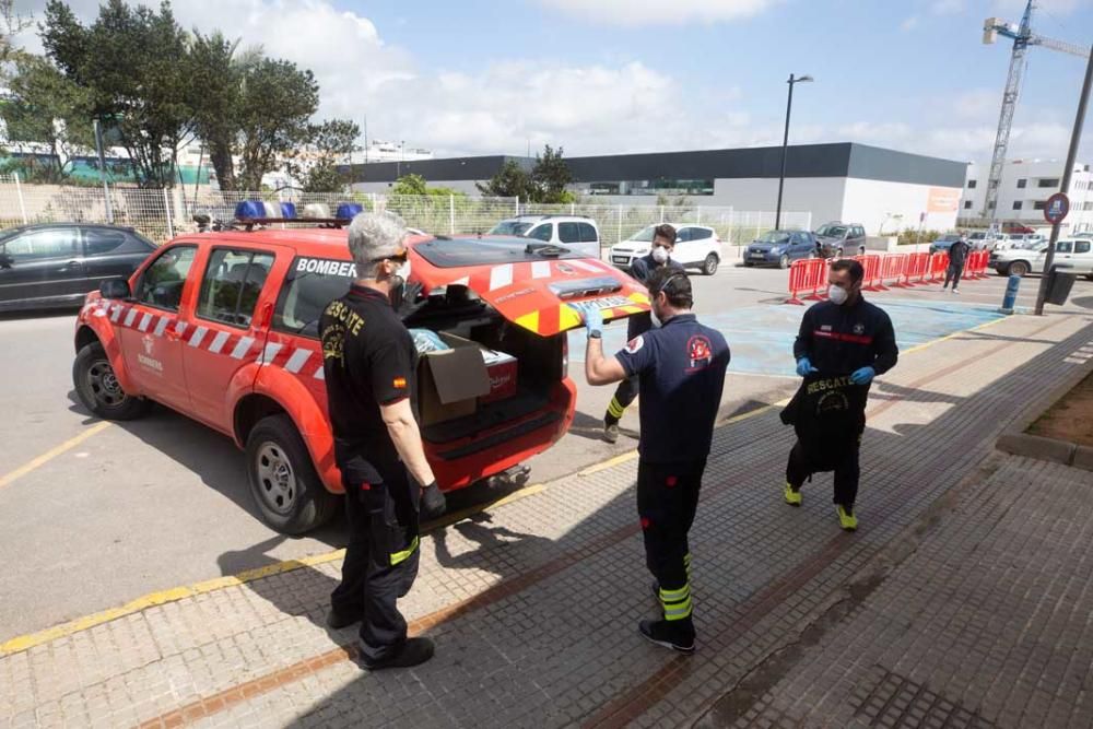 Los bomberos de Ibiza reparten material de protección en las residencias y centros de salud