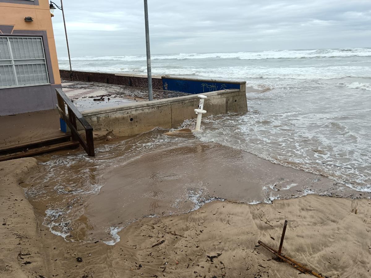 El oleaje ha superado el paseo marítimo en la playa del Socarrat.