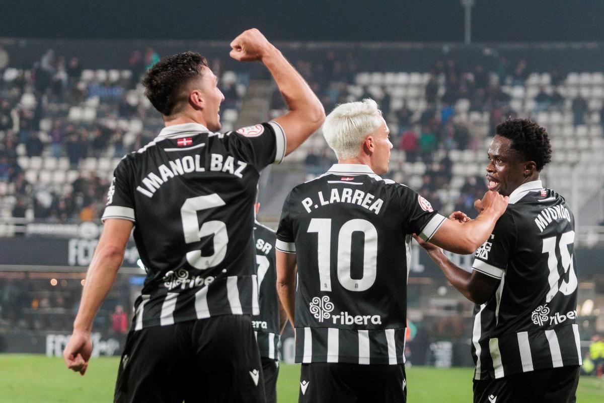 Imanol Baz celebra su gol en la pasada jornada con el puño en alto junto a sus compañeros