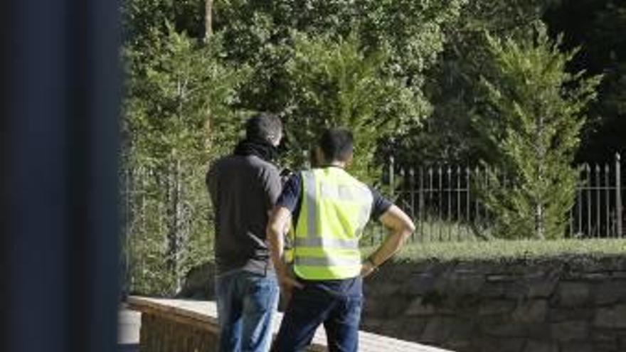 Dos mossos en uno de los registros de ayer.