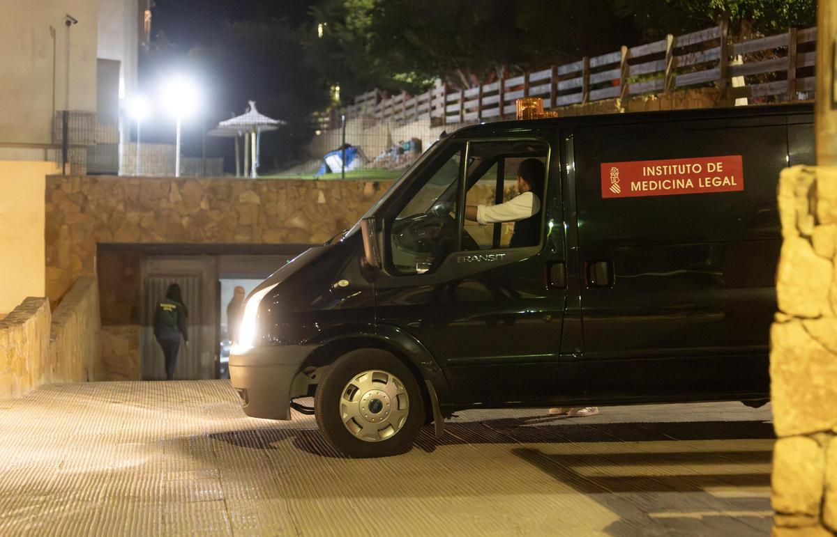 Un furgón funerario en el acceso al garaje para recoger el cadáver de la víctima del crimen.